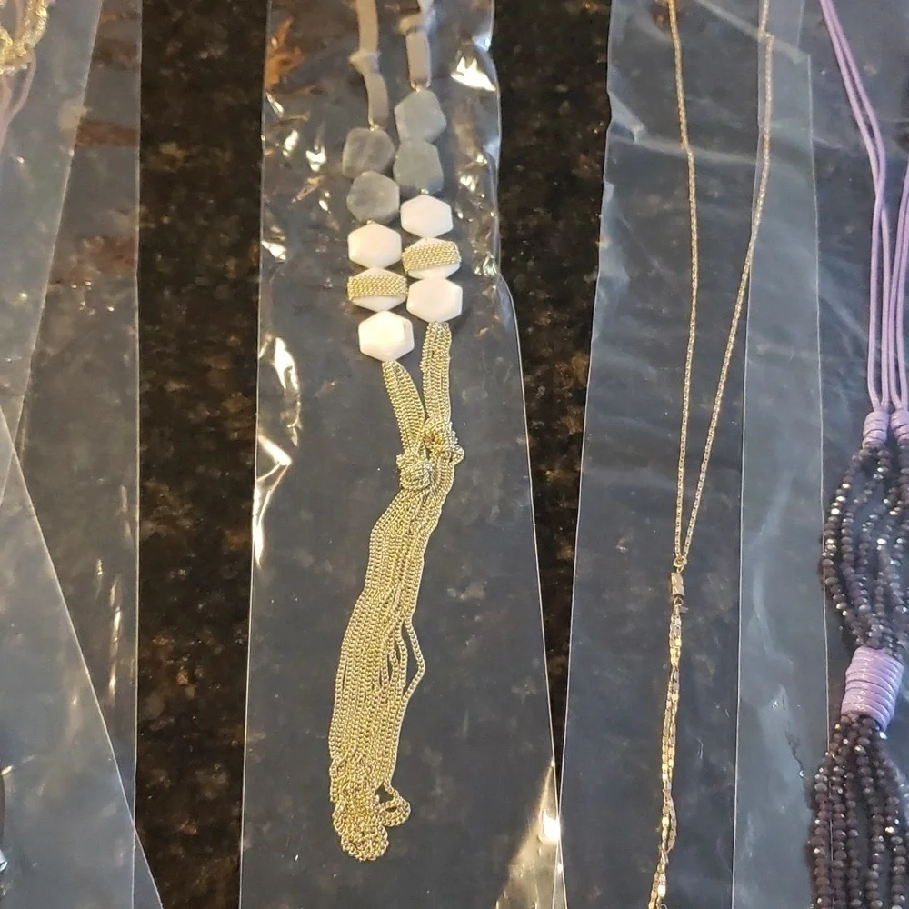 Lot of 20 NWT Long Necklaces, some with earrings. - Picture 7 of 9
